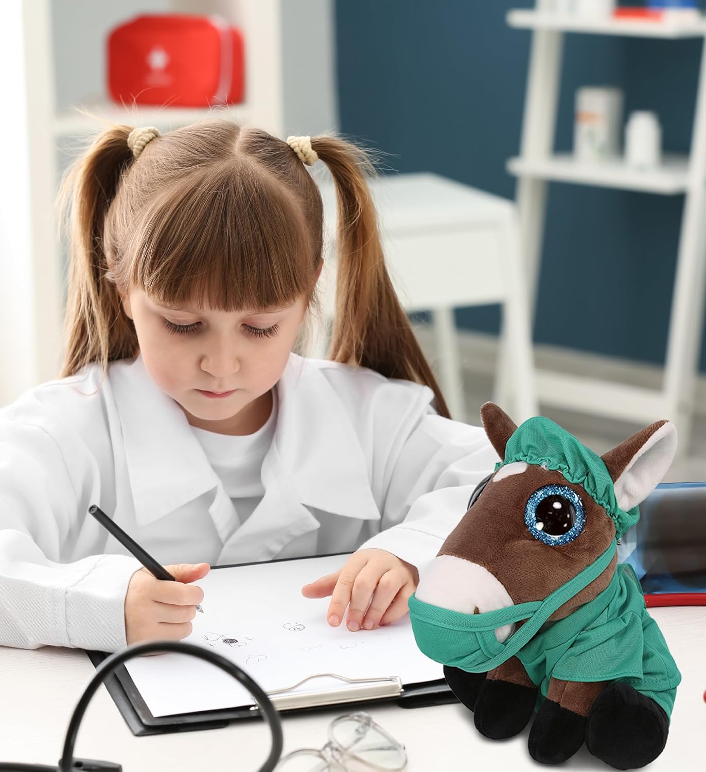 DolliBu Caballo grande  Juguete de peluche de Doctor de ojos brillantes  Disfraz de médico de caballo súper suave con uniforme médico y traje de
