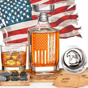 PONPUR Decantador de whisky grabado con la bandera estadounidense We The People, juego de decantador de whisky de 21.5 onzas líquidas con 2 vasos, PONPUR Decantador de whisky grabado con la bandera estadounidense We The People, juego de decantador de whisky de 21.5 onzas líquidas con 2 vasos,