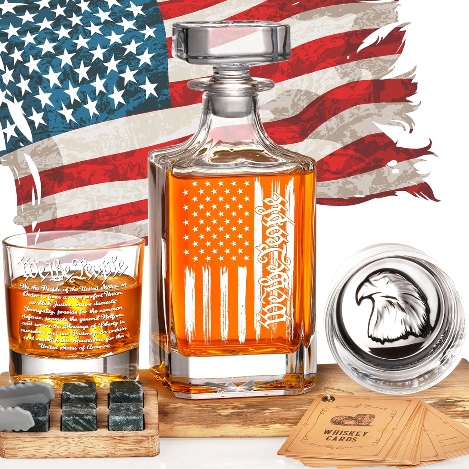 PONPUR Decantador de whisky grabado con la bandera estadounidense We The People, juego de decantador de whisky de 21.5 onzas líquidas con 2 vasos,
