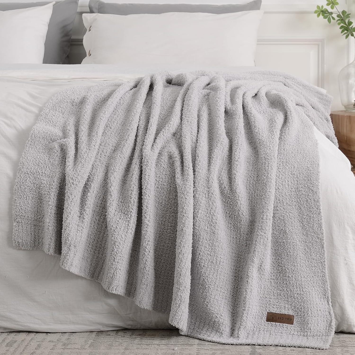 Bedpasda Manta de felpa plateada para sofá, manta de felpilla ligera y suave con textura mullida y diseño de ribete acanalado, manta decorativa de