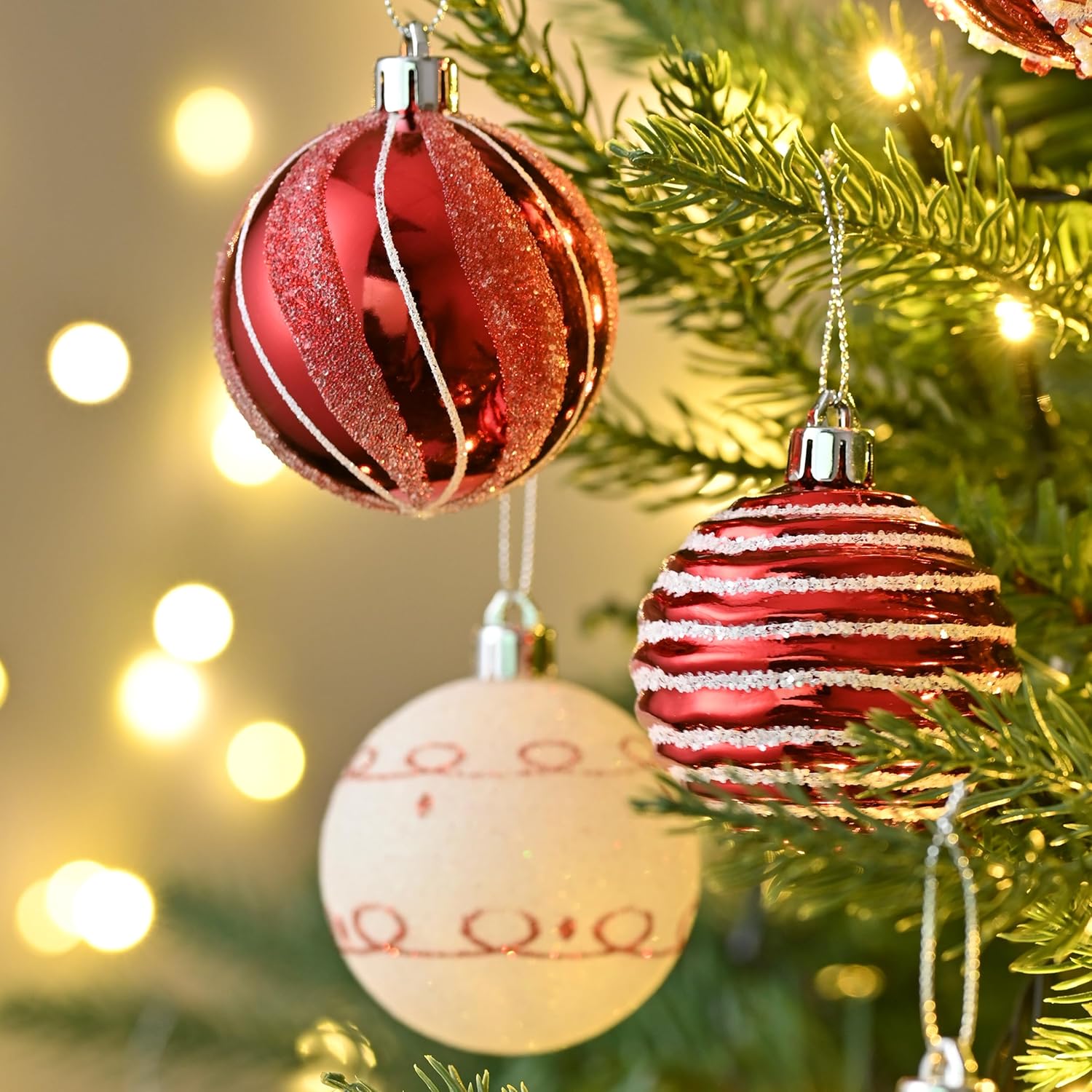 Valery Madelyn Juego de adornos de Navidad, juego de adornos de bolas de Navidad inastillables de 16 quilates, color rojo y blanco, 2.36 pulgadas,