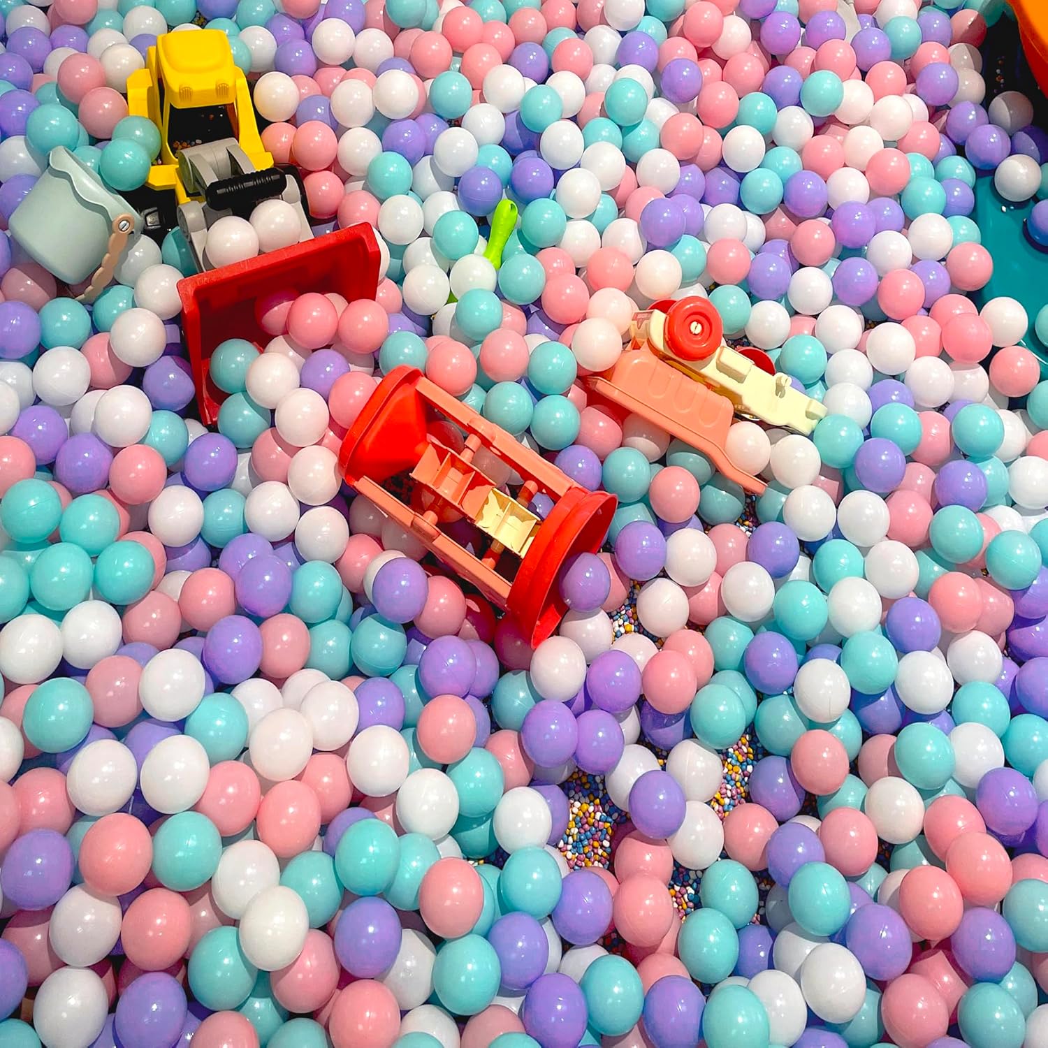 YUFER 1000 bolas de plástico a prueba de aplastamiento para niños pequeños, ideales para tiendas de campaña, túneles y piscinas, 2.2 pulgadas de