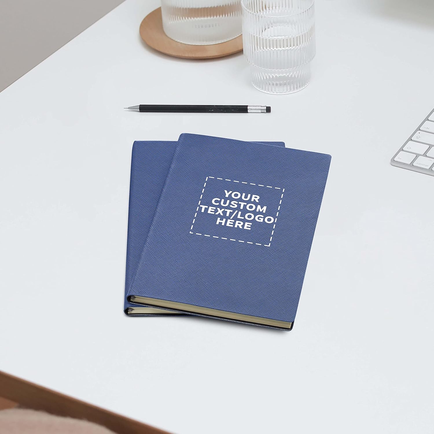 DISCOUNT PROMOS Charleston Soft Bound – Paquete de 6 diarios con texto personalizable, logotipo, papel marfil, punteados, líneas, con marcapáginas,