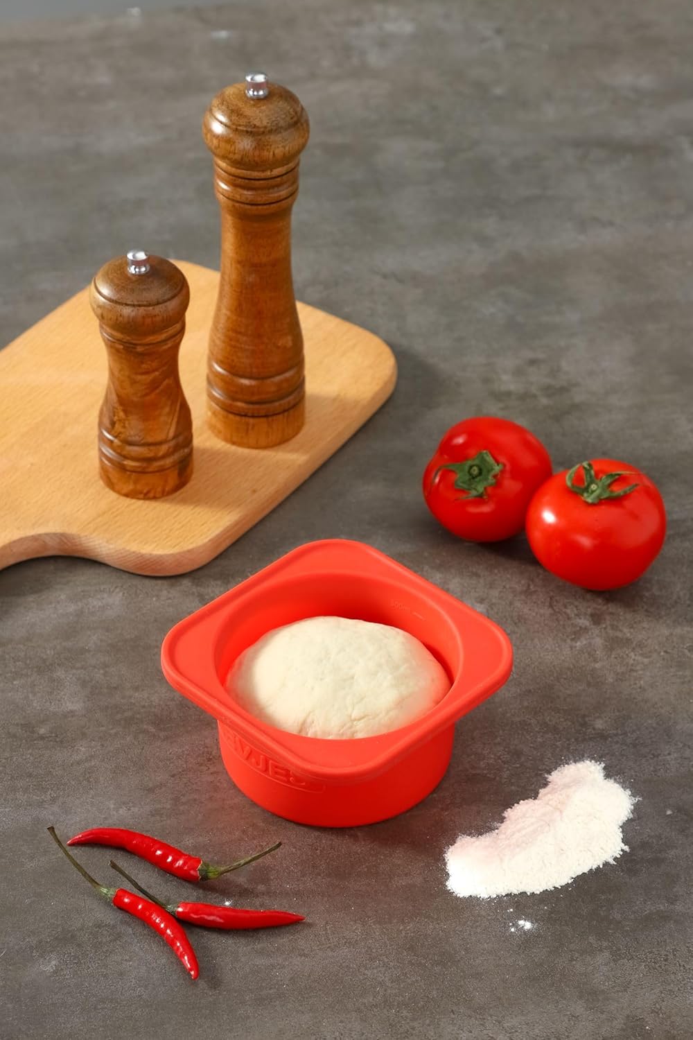 KEVJES Recipientes apilables de silicona para masa de pizza con tapas, porción de 16.9 fl oz, paquete de 6 (1 amarillo+1 verde+1 azul+1 gris+1 gris