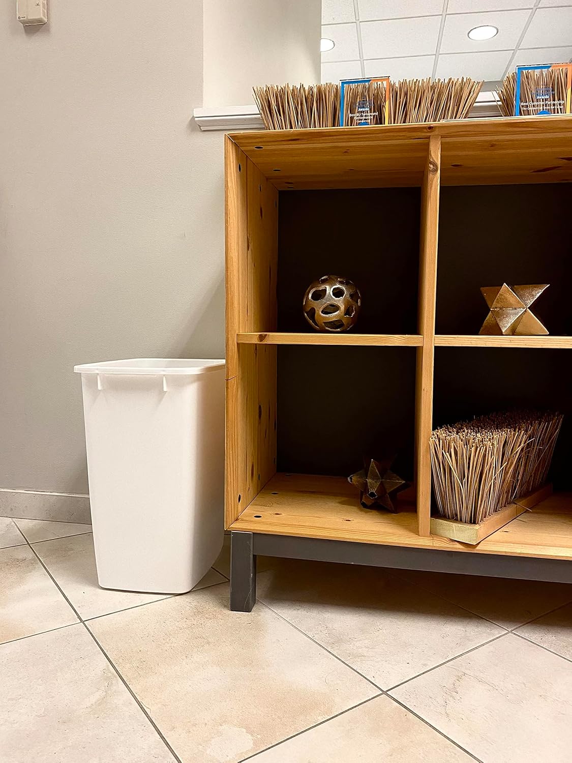 Rubbermaid Cubo de basura pequeño para cocina, baño, cesta de basura debajo del fregadero, plástico, blanco, 9 galones, 1 unidad (paquete de 1)