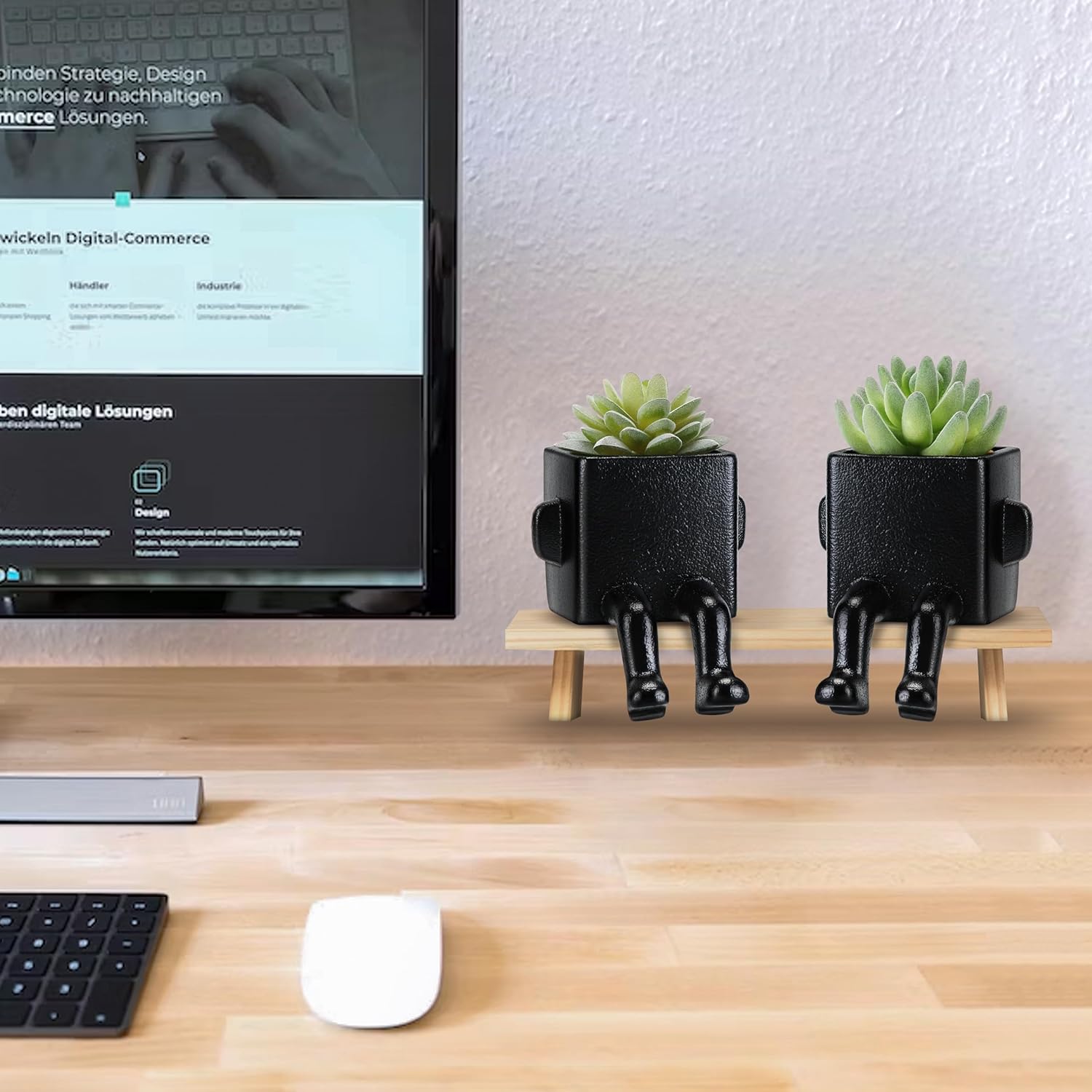 Suculentas falsas en macetas de cerámica negra de forma humana moderna con patas colgantes, bonitas plantas falsas para decoración de estantes,