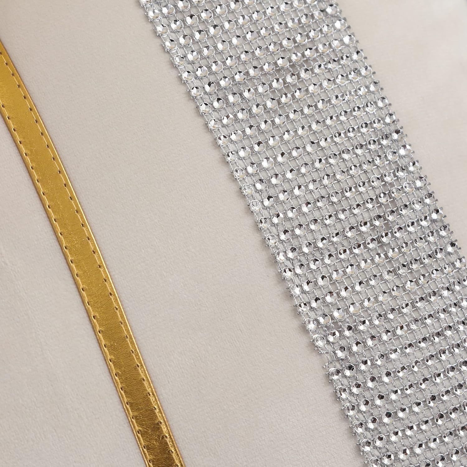 Fundas de almohada de terciopelo beige de 20 x 20 pulgadas, paquete de 2 con diamantes brillantes a rayas de cuero dorado para decoración de sofá,