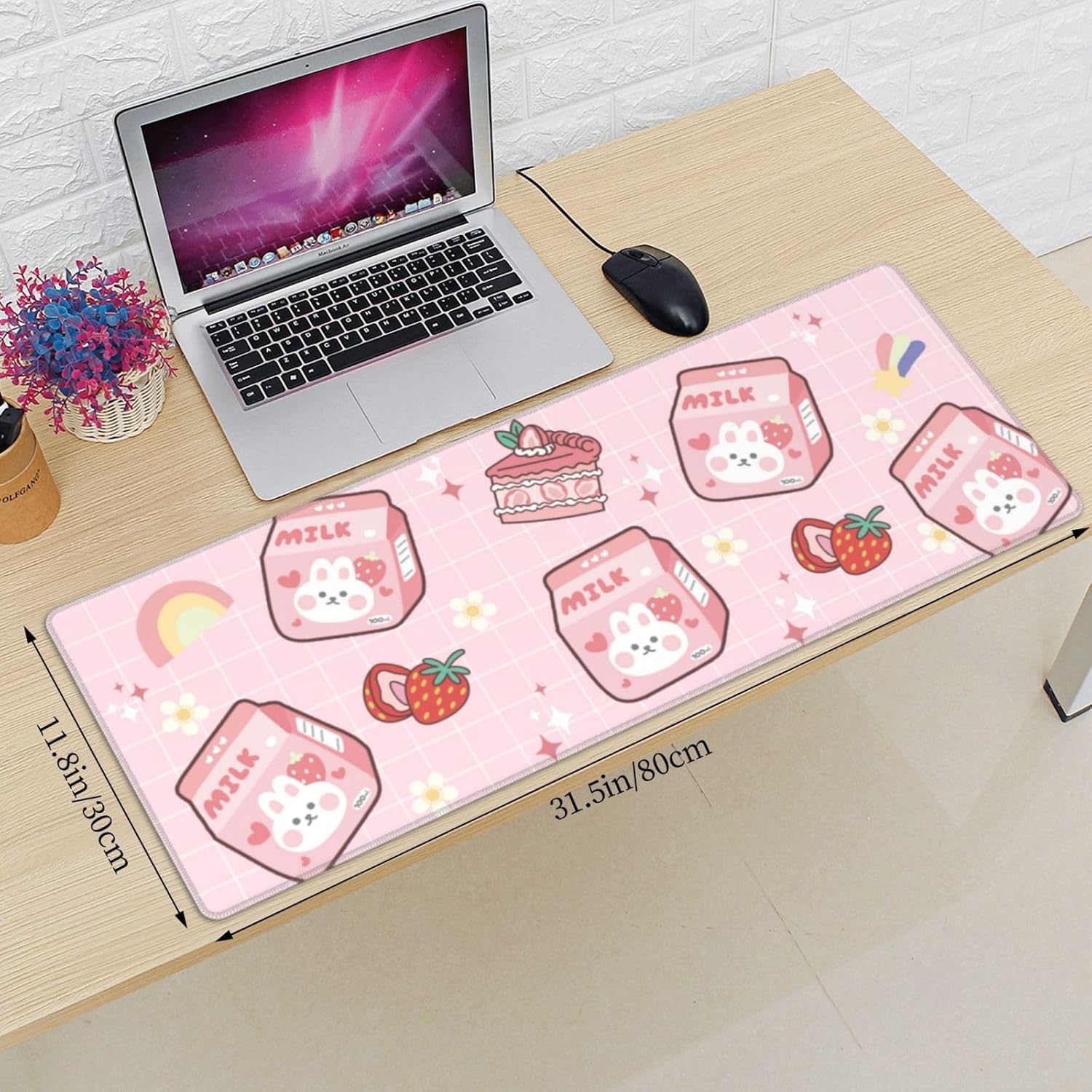 Alfombrilla de mouse Kawaii rosa con diseño de conejito de fresa de 11.8 x 31.5 pulgadas, accesorios de escritorio, base de goma antideslizante