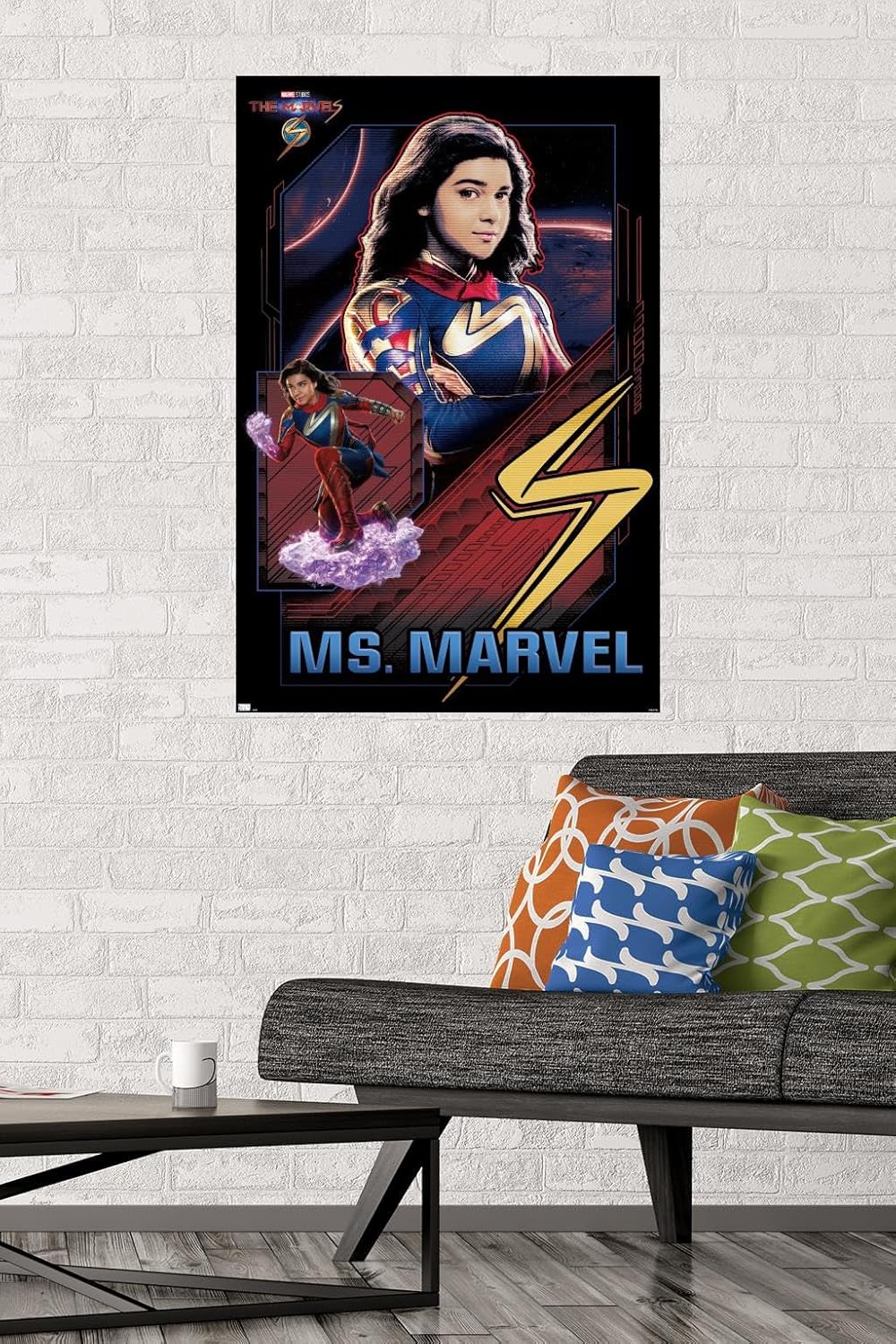 Trends International Marvel The Marvels – Póster de pared de Ms. Marvel, 22.37 x 34.00 pulgadas, paquete de póster y montaje prémium