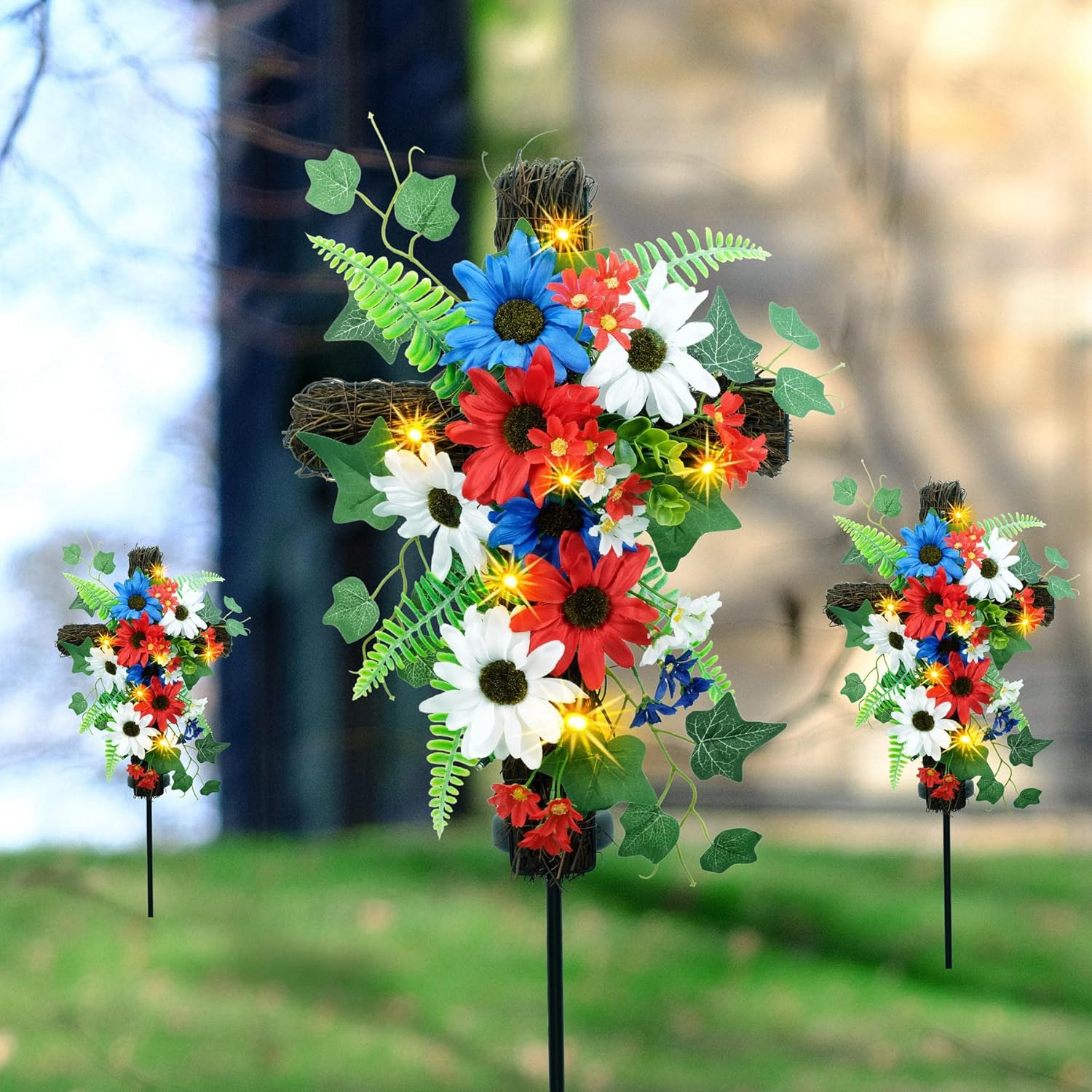 YULETIME Estaca de cruz de jardín roja, blanca y azul, funciona con energía solar con luces de hadas, cruz de metal, ratán natural, margaritas rojas