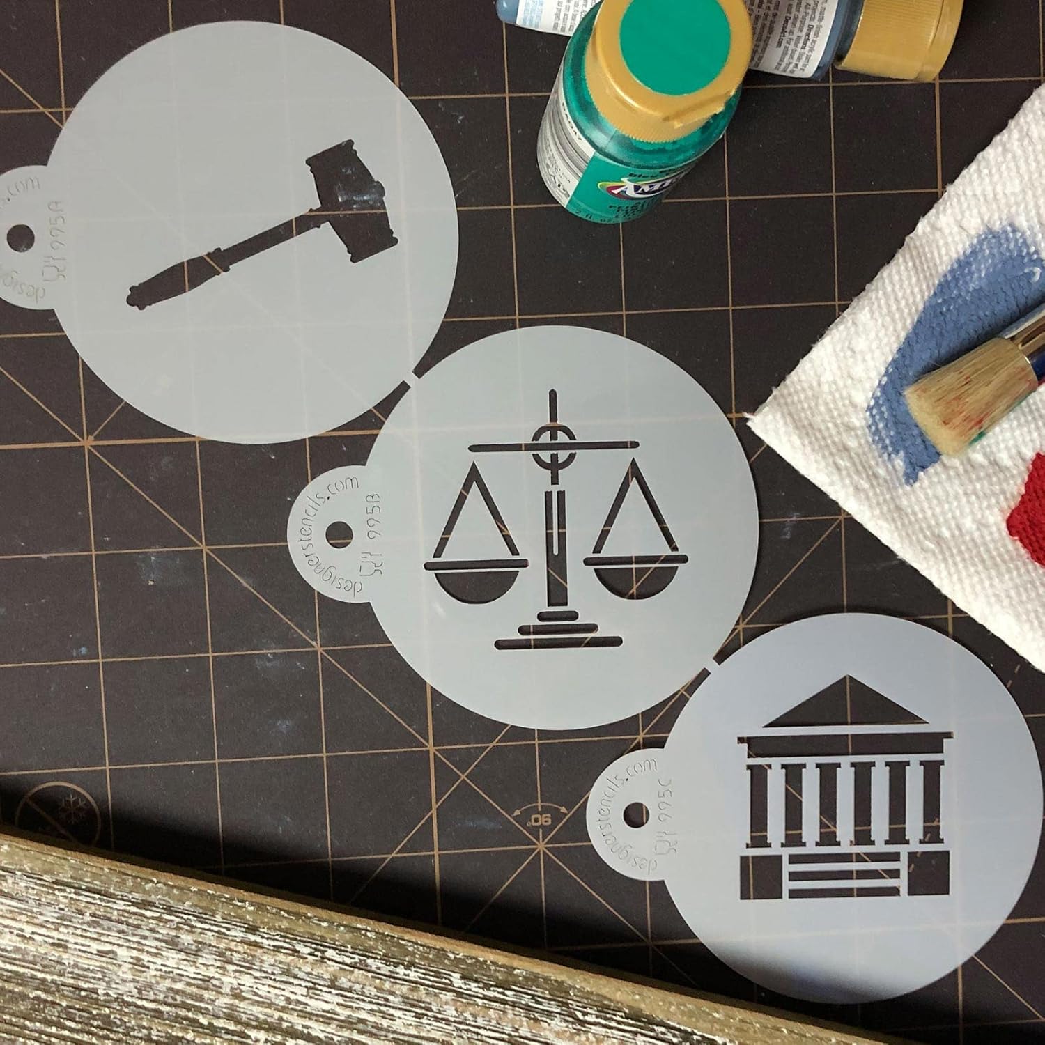 Plantilla de galletas de ley y justicia C995 de Designer Stencils