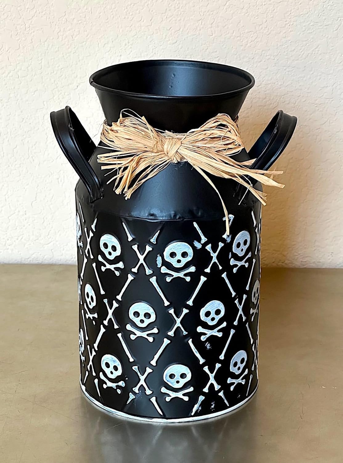 Jarrón de metal para Halloween, decoración rústica, estante de mesa, chimenea, blanco y negro con calaveras y huesos (9.75 pulgadas de alto)