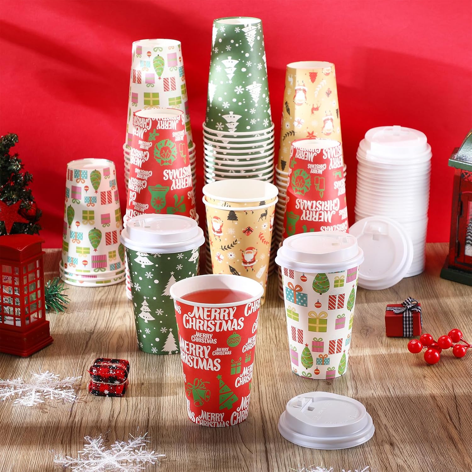 100 vasos de papel de café de Navidad con tapas, 16 onzas, desechables, muñeco de nieve, Papá Noel, elfo, tazas de papel para bebidas calientes de