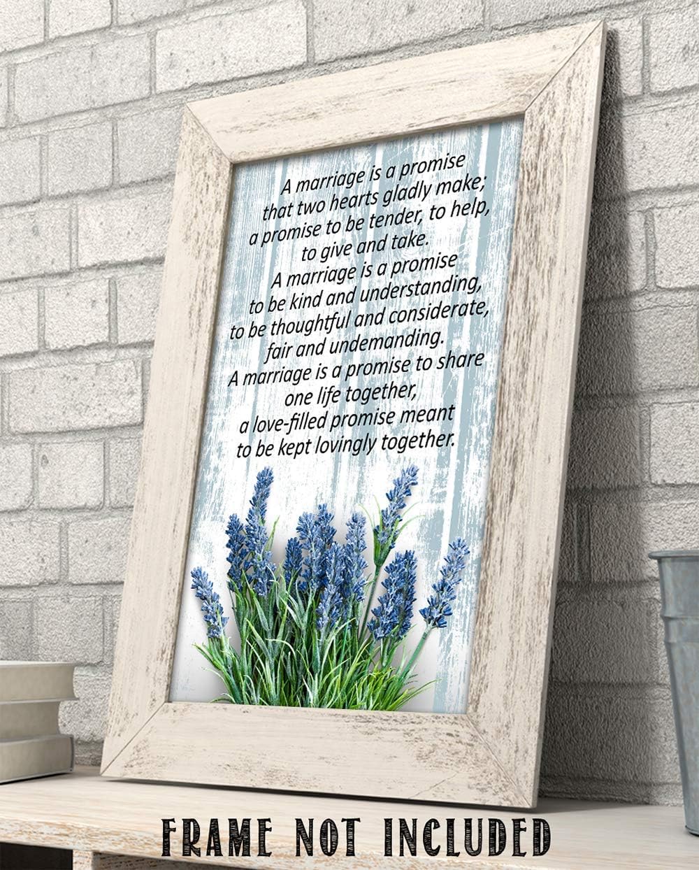 Romántico, con texto en inglés “A Marriage is a Promise.” Staying Together, aspecto vintage de madera con flores de lavanda azules y palabras