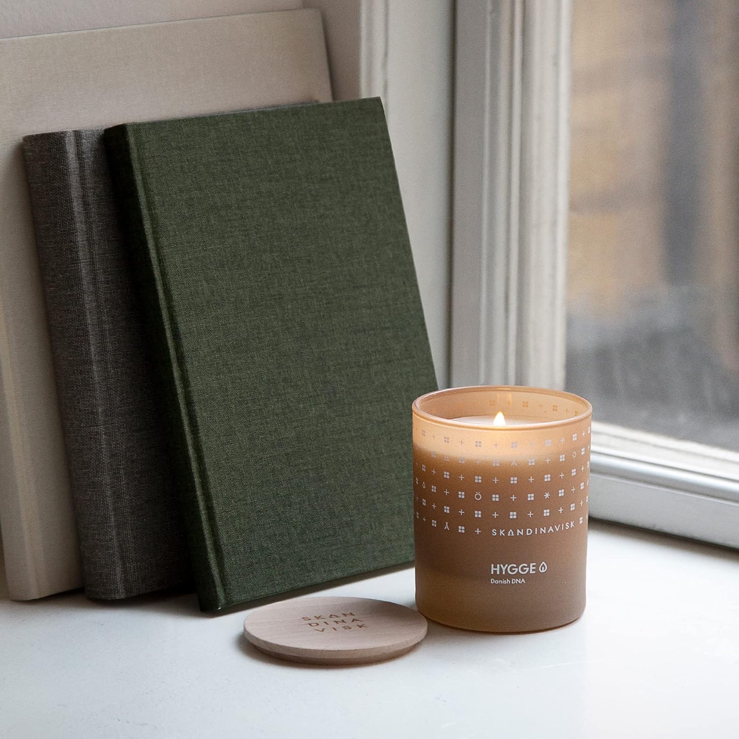 Skandinavisk Hygge ‘Cosiness’ – Mini vela perfumada. Notas de fragancia té negro y hojas de menta, manzanas secas y canela horneada. 2.3 oz.