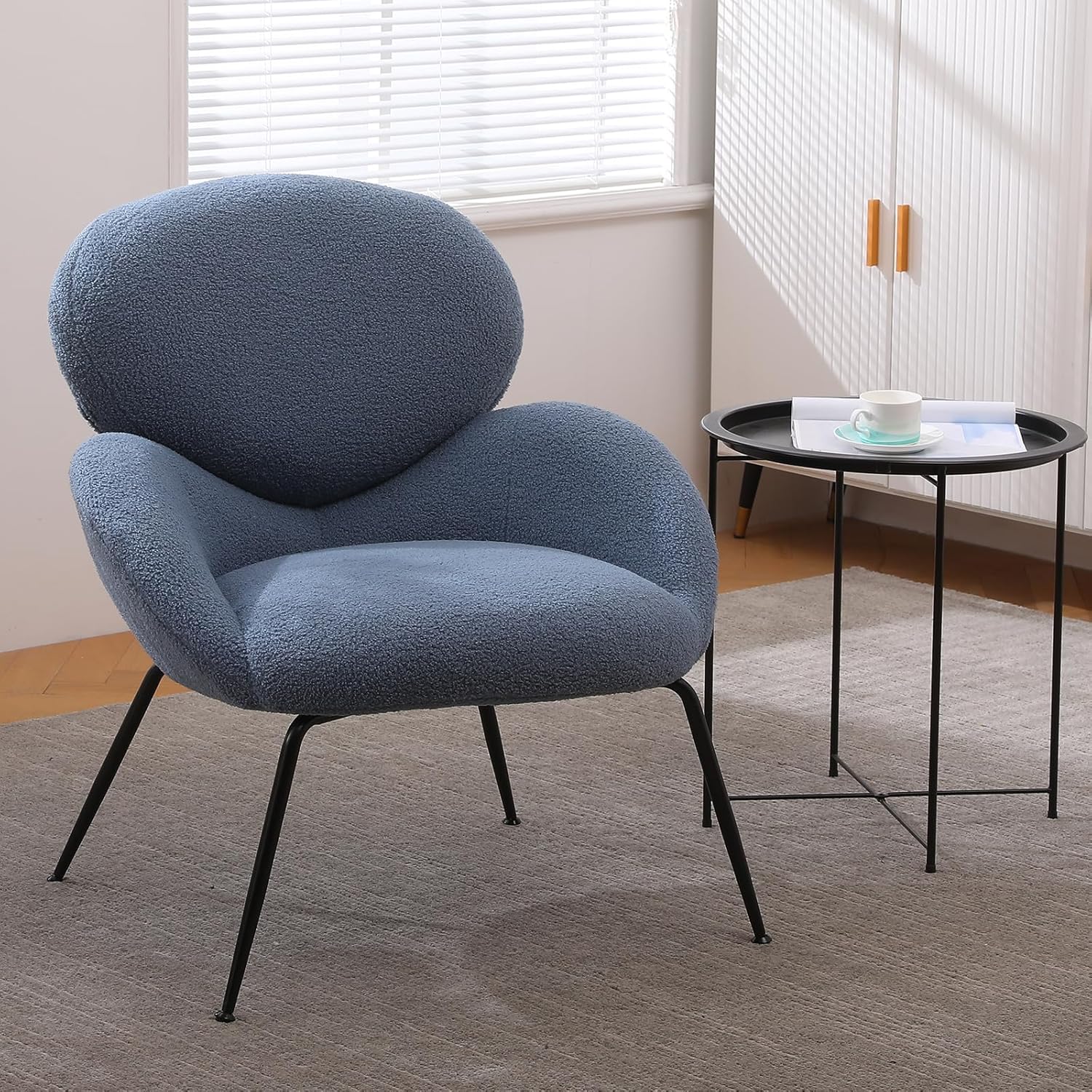 Silla decorativa, moderna silla tapizada de tela polar para maquillaje, con piel sintética Sherpa + patas de metal sólido, cómodo sofá para sala de