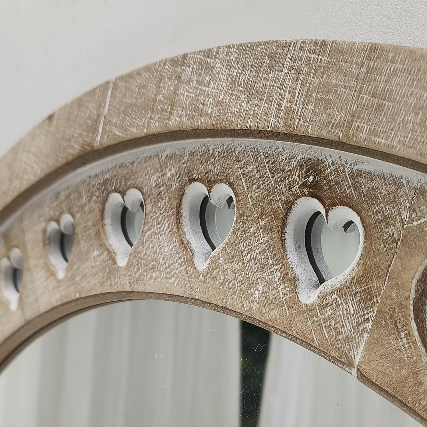 Parisloft Espejo redondo de madera antigua de 31.5 pulgadas con marco de corazón amoroso recortado de madera, espejo circular decorativo de granja