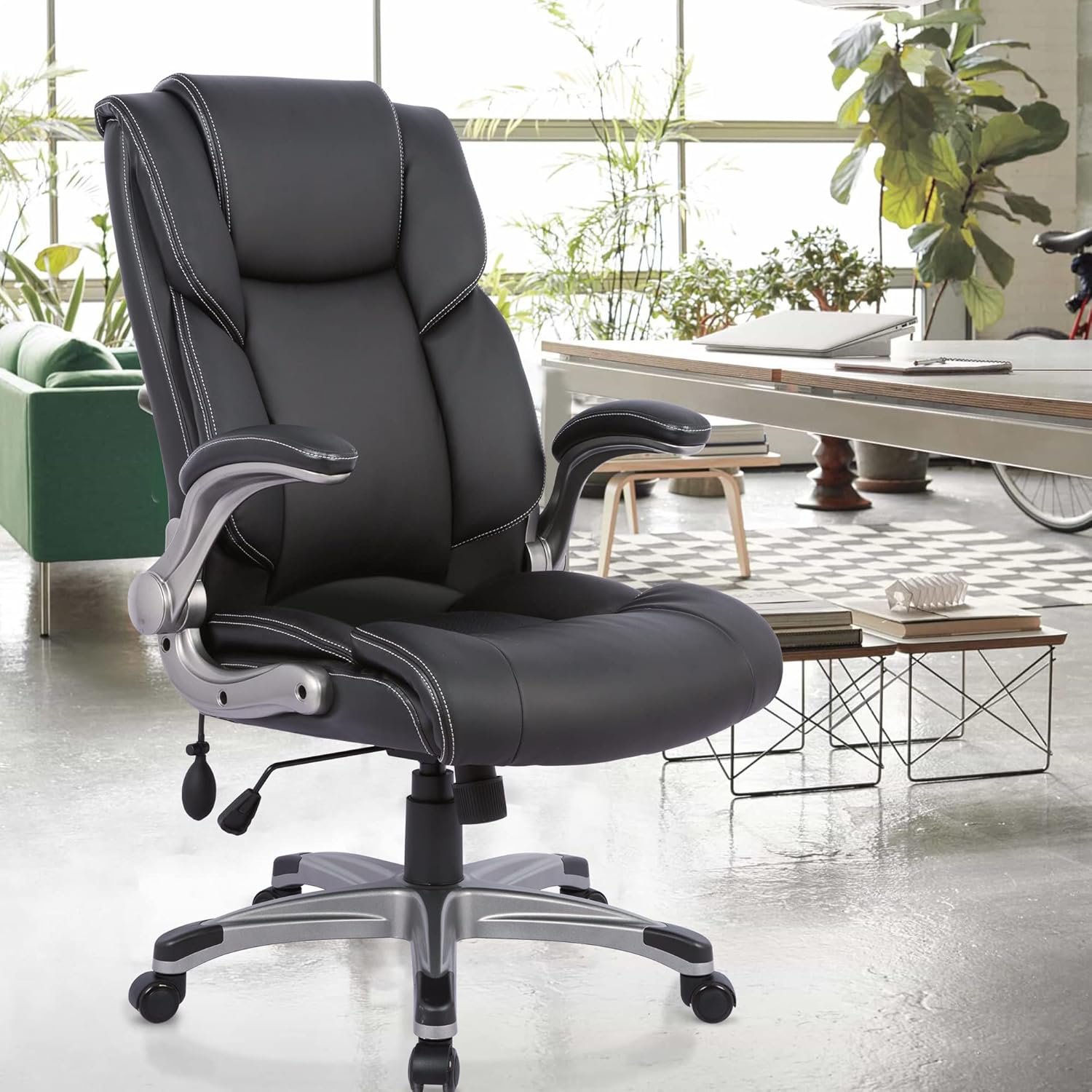 Silla de oficina ejecutiva de respaldo alto, silla ergonómica de cuero para computadora con brazos abatibles acolchados, bloqueo de inclinación