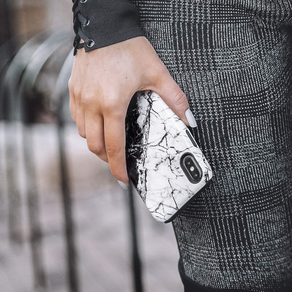 BURGA – Funda compatible con iPhone 11 PRO MAX, carcasa rígida híbrida de 2 capas + Funda de silicona, Fatal Contradiction (marmolado blanco y negro