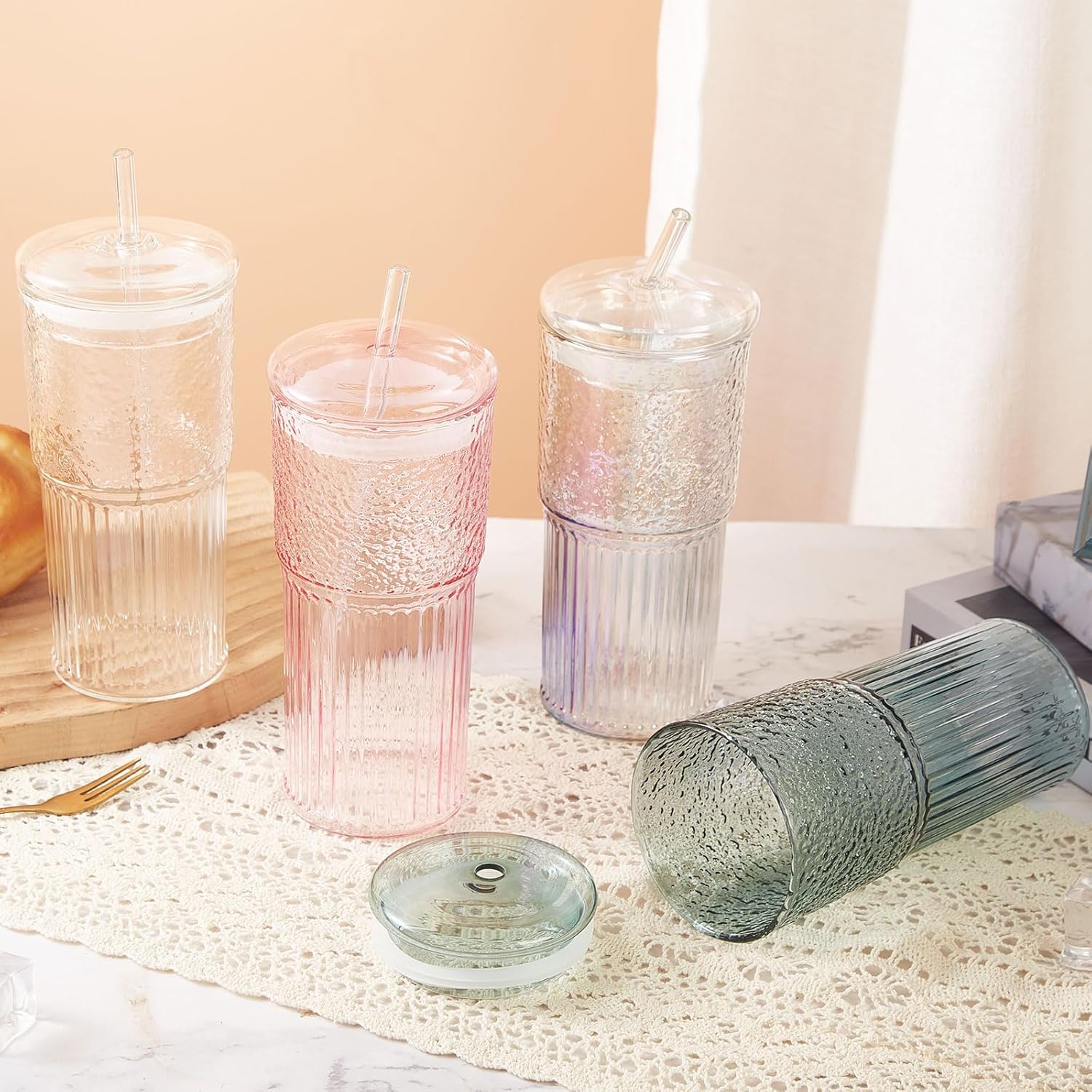 GOSCHE Vasos de vidrio con pajitas y tapas, 2 unidades, vasos de vidrio de 20 onzas, tazas de café helado transparentes, cristalería ondulada