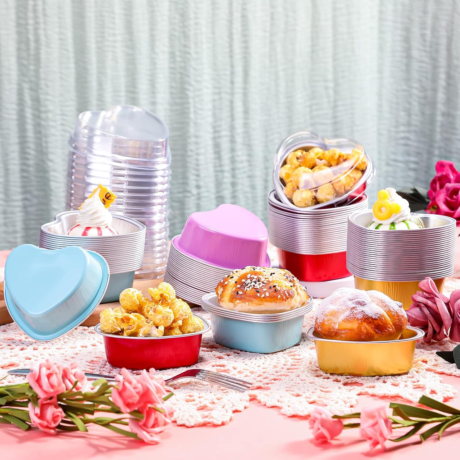 Paquete de 100 moldes para pasteles en forma de corazón con tapas, 3.4 onzas líquidas, papel de aluminio, para magdalenas, coloridos y desechables,