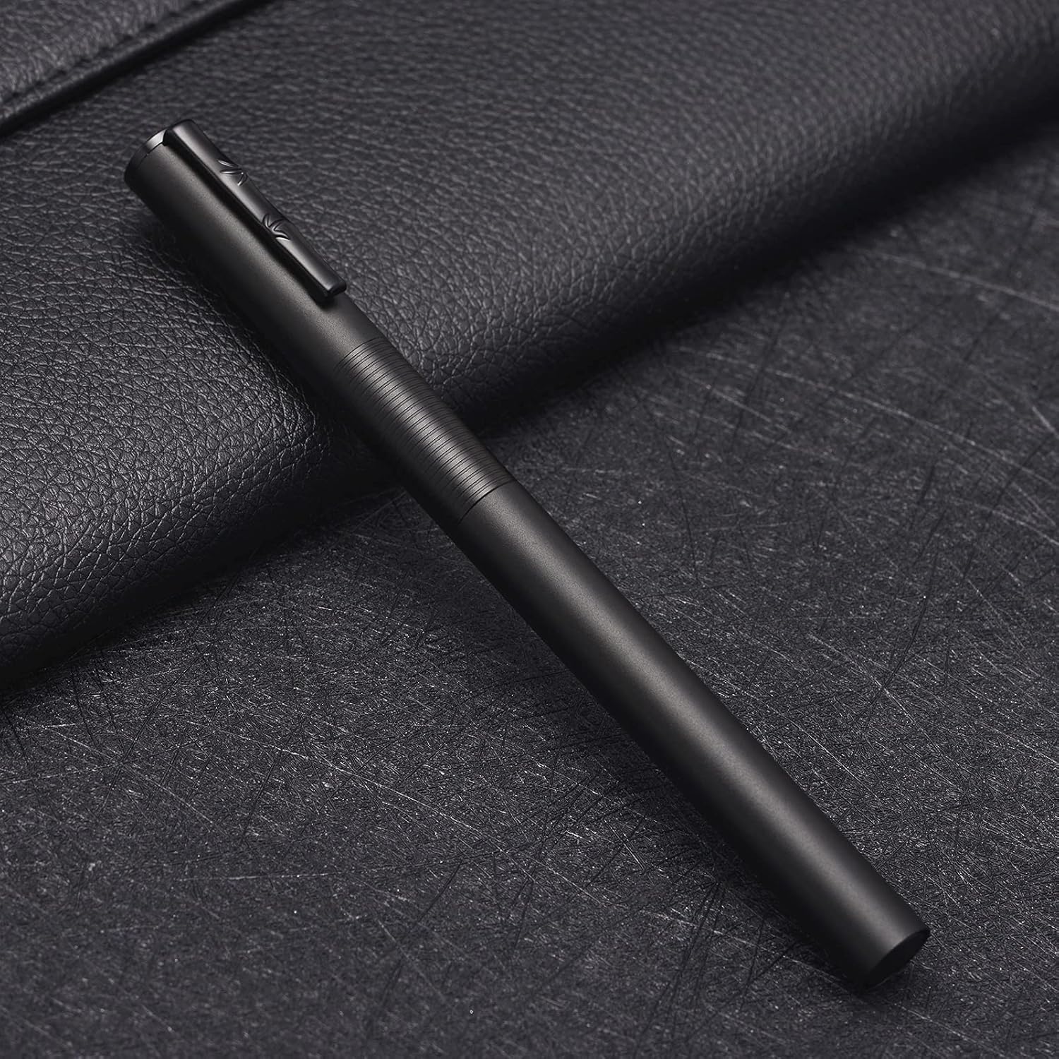 Hongdian H3 – Pluma estilográfica de aluminio negro con punta extrafina, tapa de rosca con clip de bambú