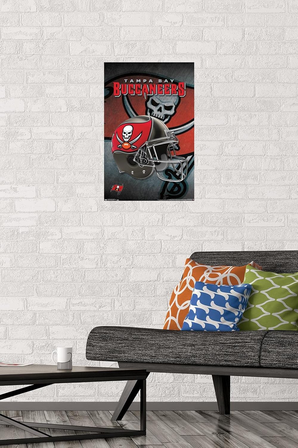 Trends International NFL Tampa Bay Buccaneers – Póster de pared con casco 16, 14.725 x 22.375 pulgadas, versión de alta calidad sin marco