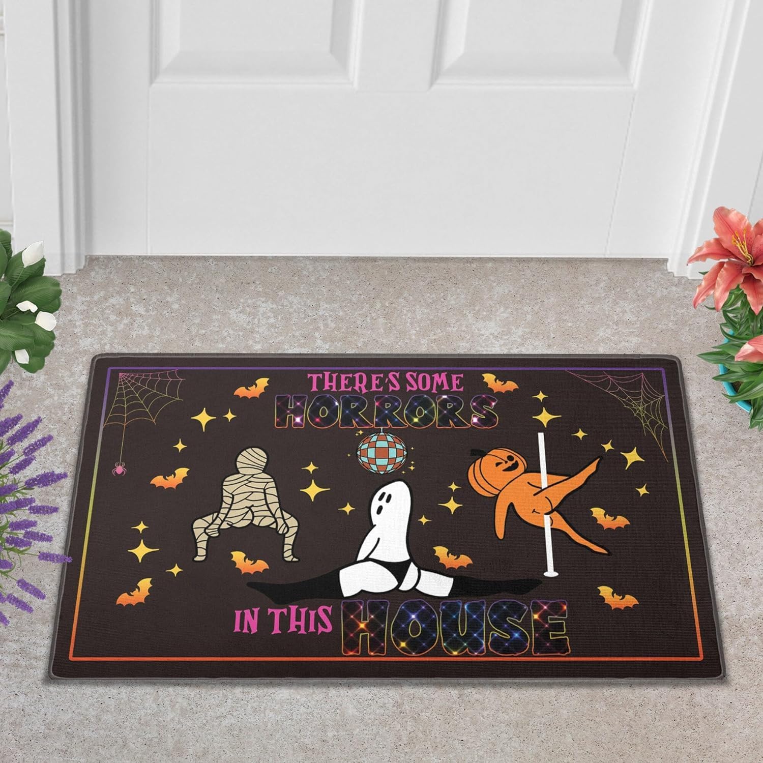 Tapete con texto en inglés “There’s Some Horrors in This House”, divertido tapete para puerta de Halloween, divertido tapete de bienvenida de