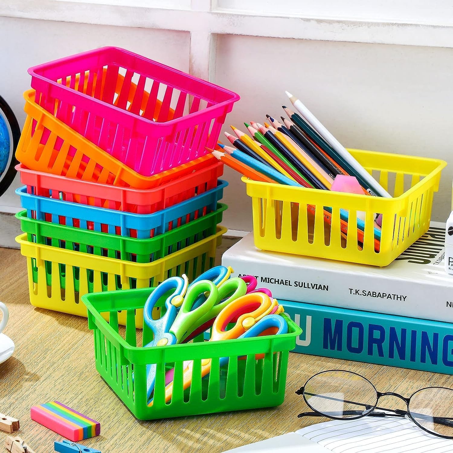 Fulanfudi Paquete de 24 canastas de plástico pequeñas y coloridas para el aula, canastas pequeñas de plástico coloridas para el aula, 24 cestas de
