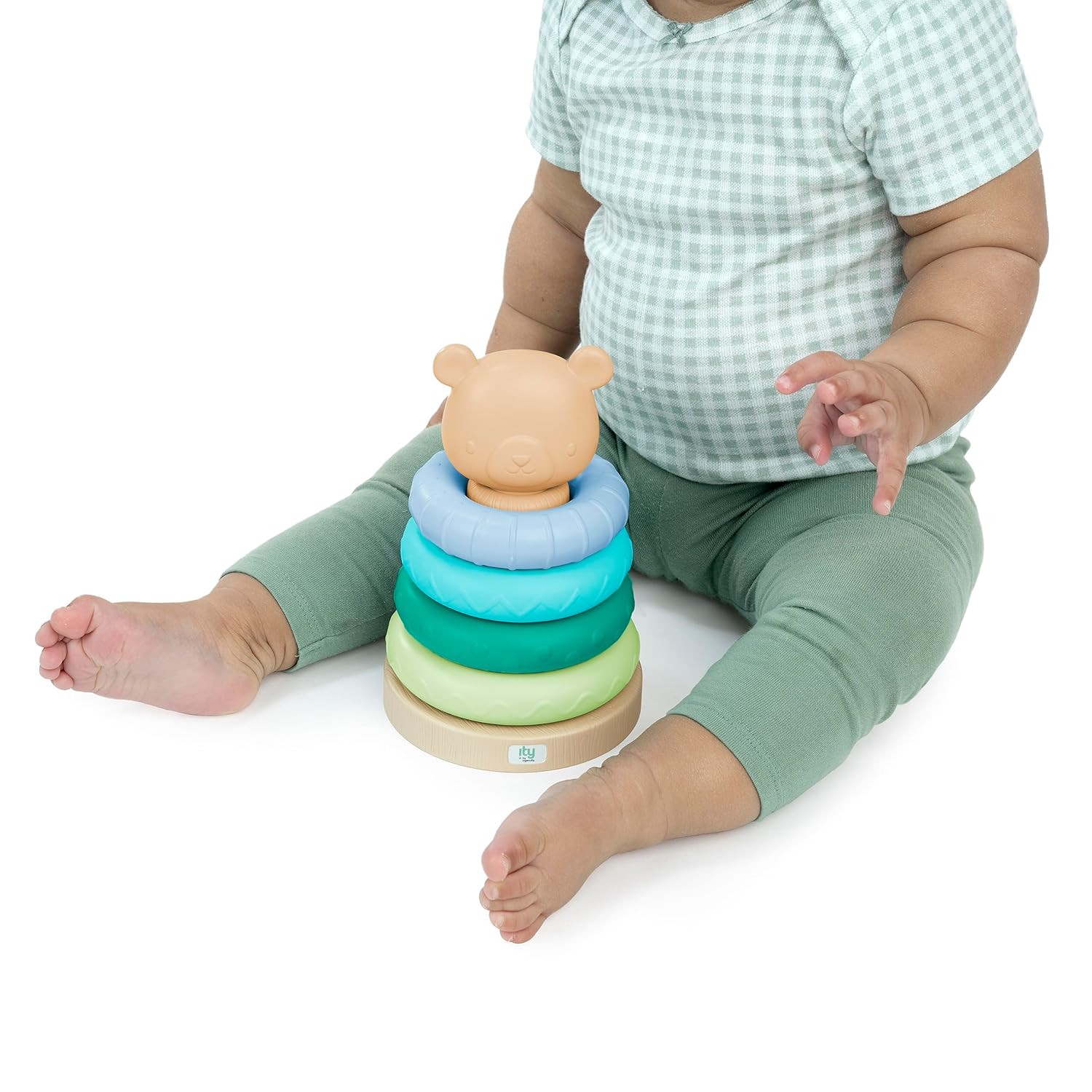 Ingenuity ity by Ingenuity Cutie Stacks, 4 anillos sin BPA, soporte de madera sintética, cubierta de oso, unisex, para edades de 6 meses en adelante