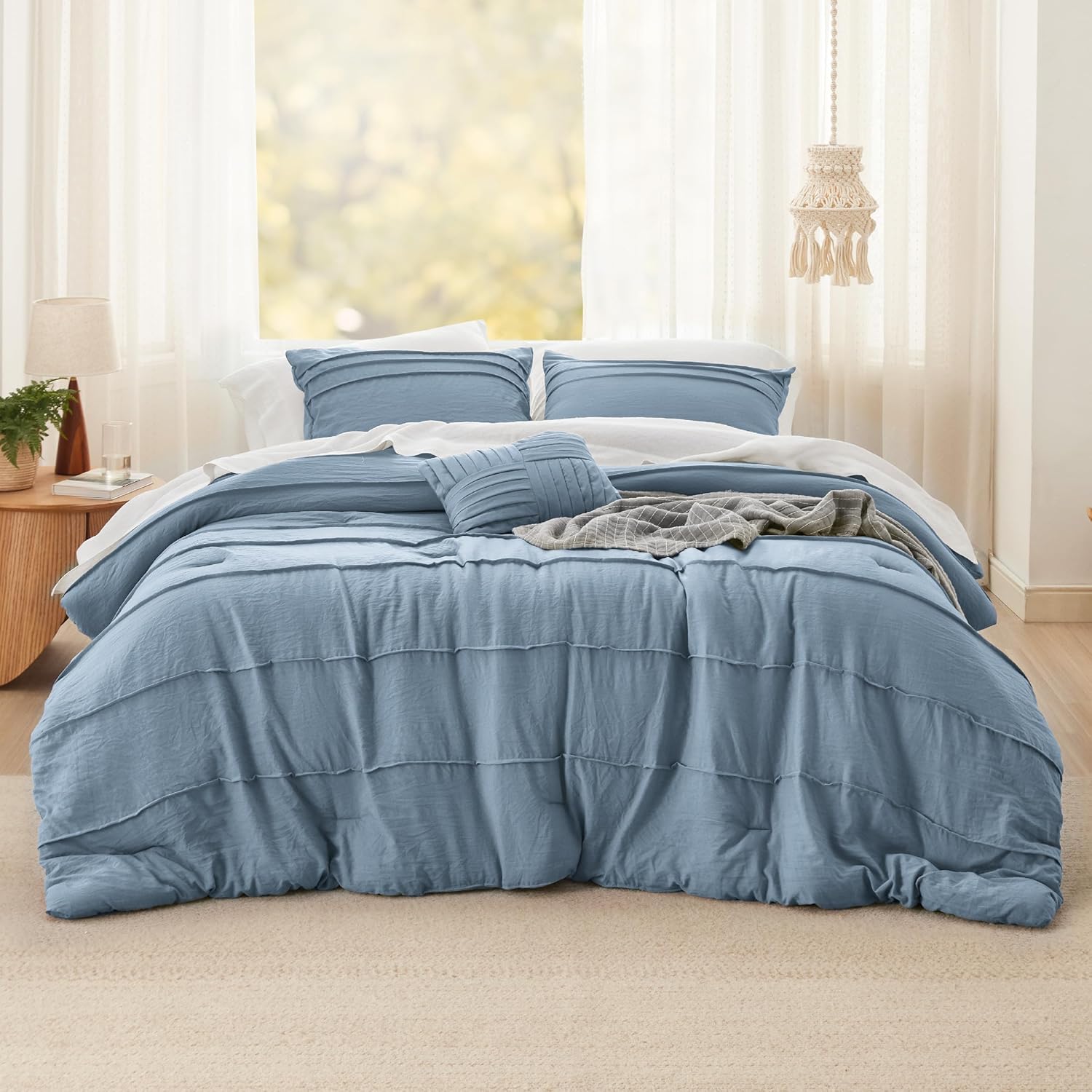 Bedsure Juego de edredón de 4 piezas, color azul claro, tamaño King, juego de cama plisado de plumón alternativo para todas las estaciones, 1