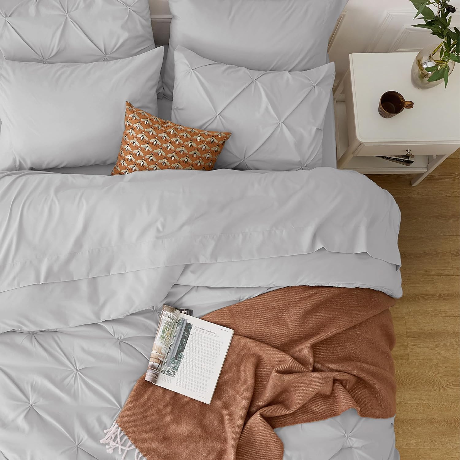 Bedsure Juego de edredón gris claro tamaño King  Juego de ropa de cama King de 7 piezas, ropa de cama con pintuck en una bolsa, juego de cama verde