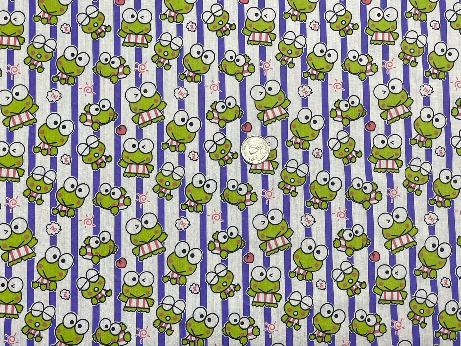 44 pulgadas verde Keroro Happy Frog rayas moradas impresas en tela de algodón blanco patrón temático con ranas para manualidades, parches