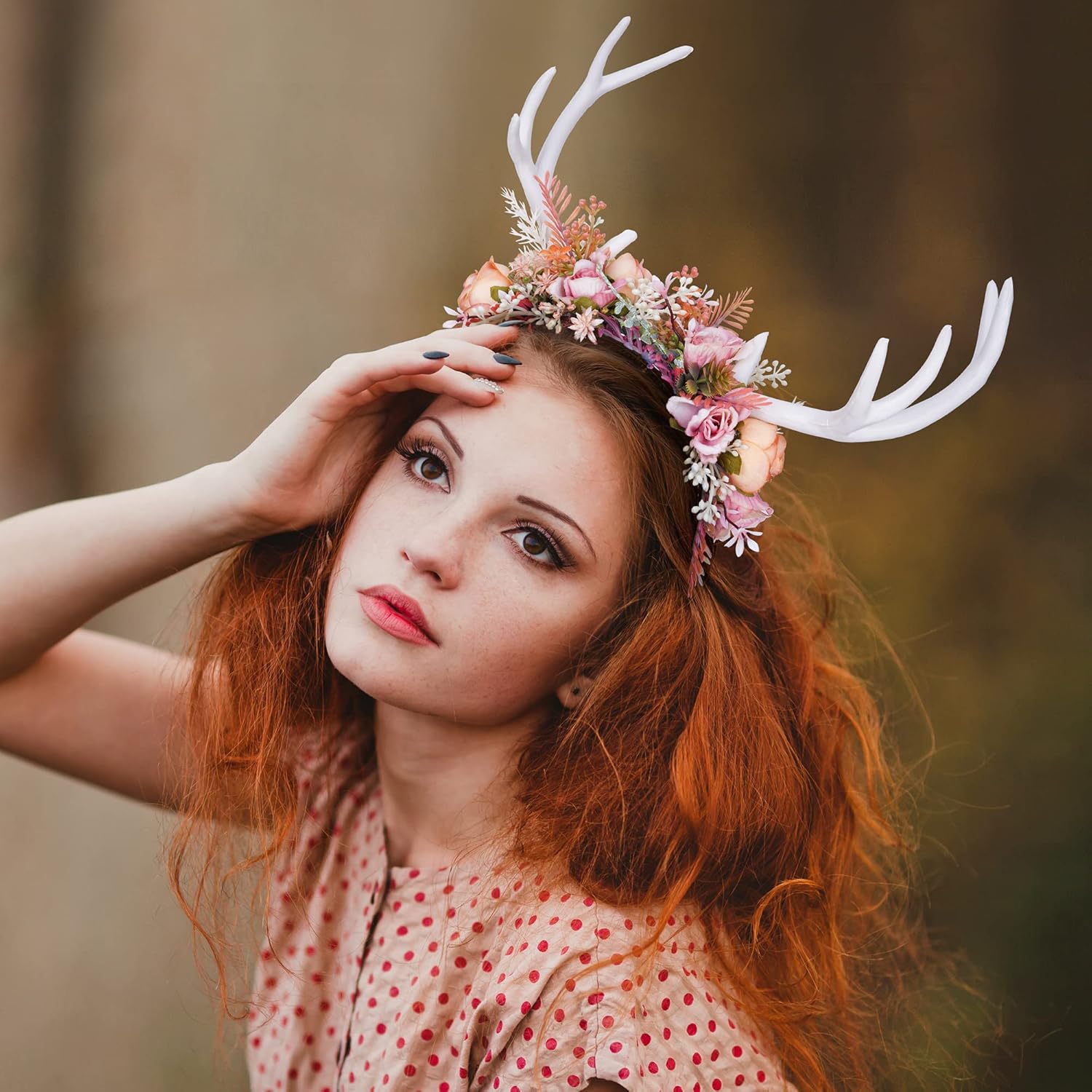 MOSTORY Diadema hecha a mano con cuernos de ciervo de hada, diadema de reno bohemio con flores, cornamenta de bosque, accesorio para el cabello para