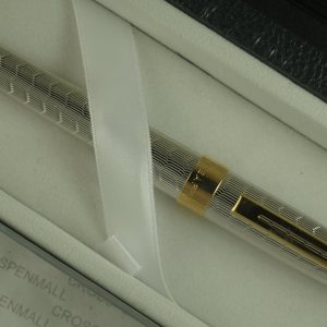 Sheaffer Prelude Signature – Medallista de patrón de piel de serpiente con diseño de serpiente con oro de 22 quilates y diario Sheaffer a juego Sheaffer Prelude Signature – Medallista de patrón de piel de serpiente con diseño de serpiente con oro de 22 quilates y diario Sheaffer a juego