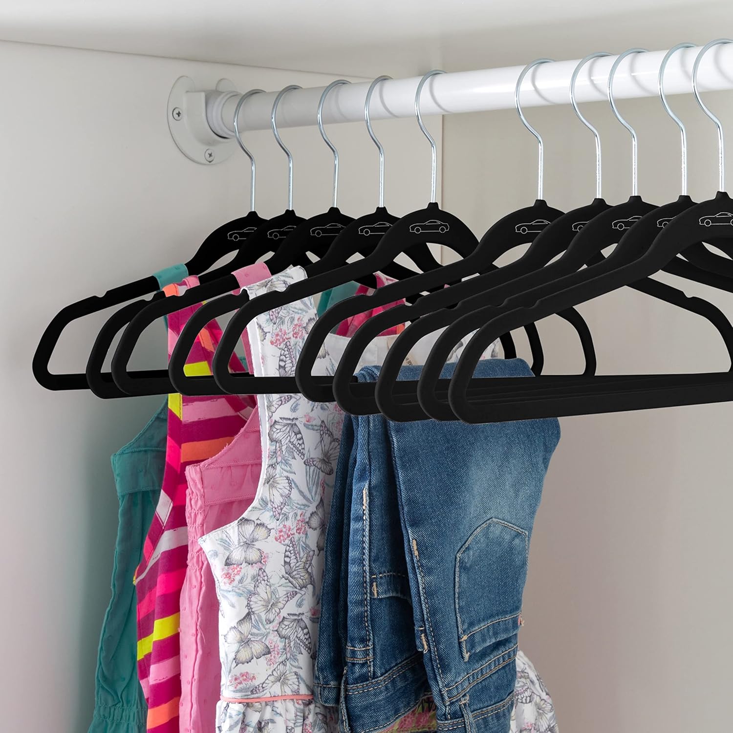 Simplify Paquete de 50 perchas de terciopelo para niños, delgadas, diseño antideslizante, ahorro de espacio, ropa para niños, camisas, pantalones,
