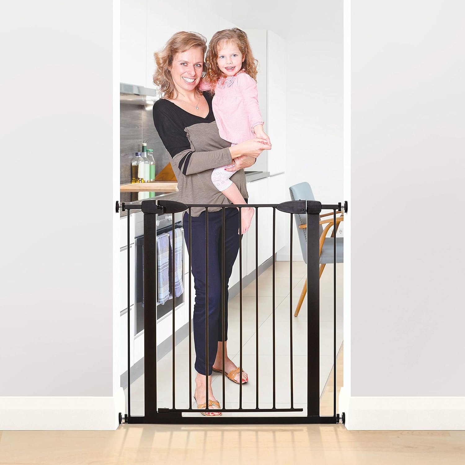 Dreambaby Boston – Puerta extra alta de cierre automático con indicador de comprobación Ezy – Negro