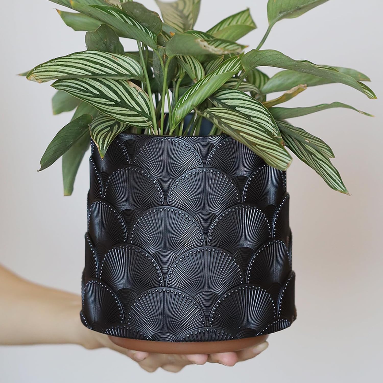 GUGUGO Macetero con escamas color negro perla, bonita maceta única con drenaje, macetas eclécticas coloridas para plantas de interior y exterior,