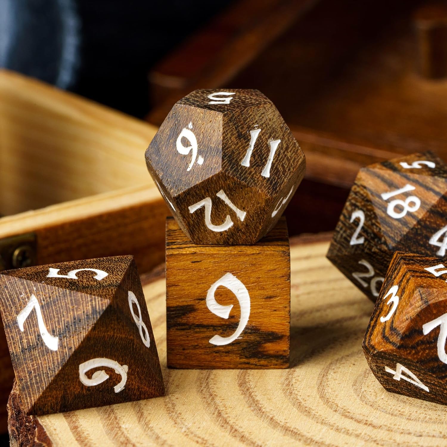 Dados DND de madera, juego de 7 dados poliédricos con caja de hierro, dados RPG D&D hechos con madera para juegos de rol MTG Dungeons and Dragons