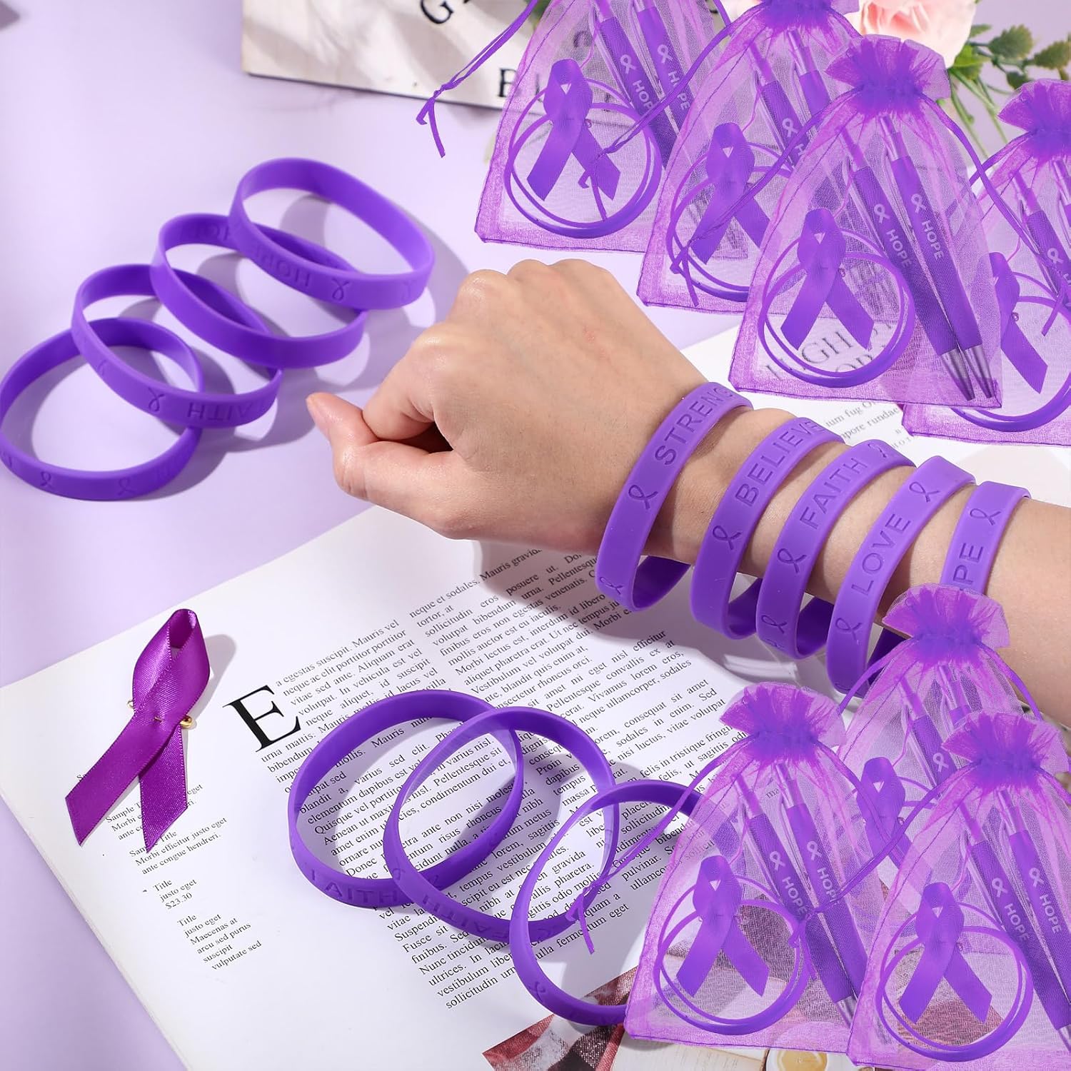 Qilery Juego de 50 regalos de concientización sobre el cáncer de mama, incluye cinta de concientización sobre el cáncer, pulsera y bolsas para