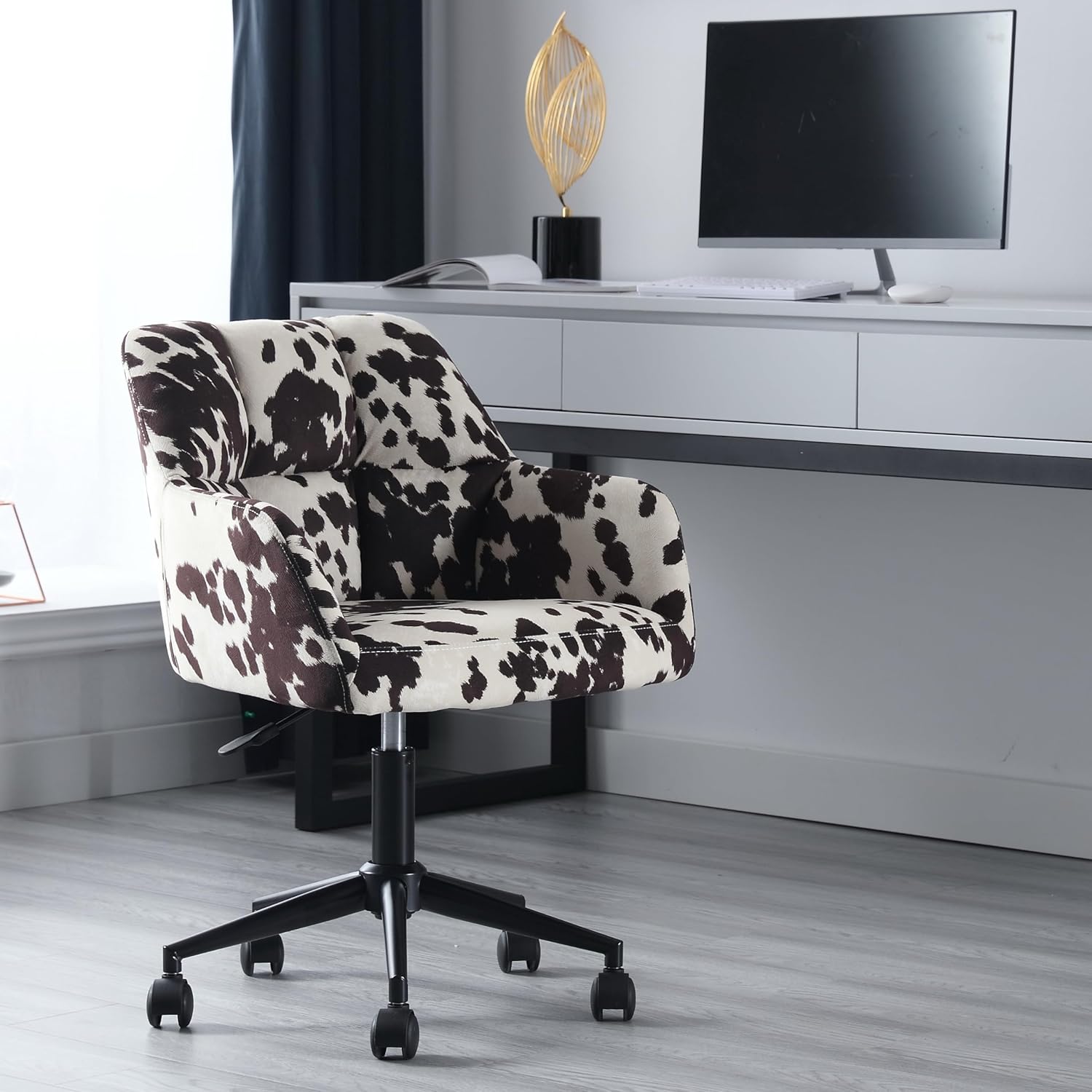 RIVOVA Silla de escritorio moderna de terciopelo con reposabrazos, asiento ancho ajustable en altura ajustable para oficina en casa, silla de acento