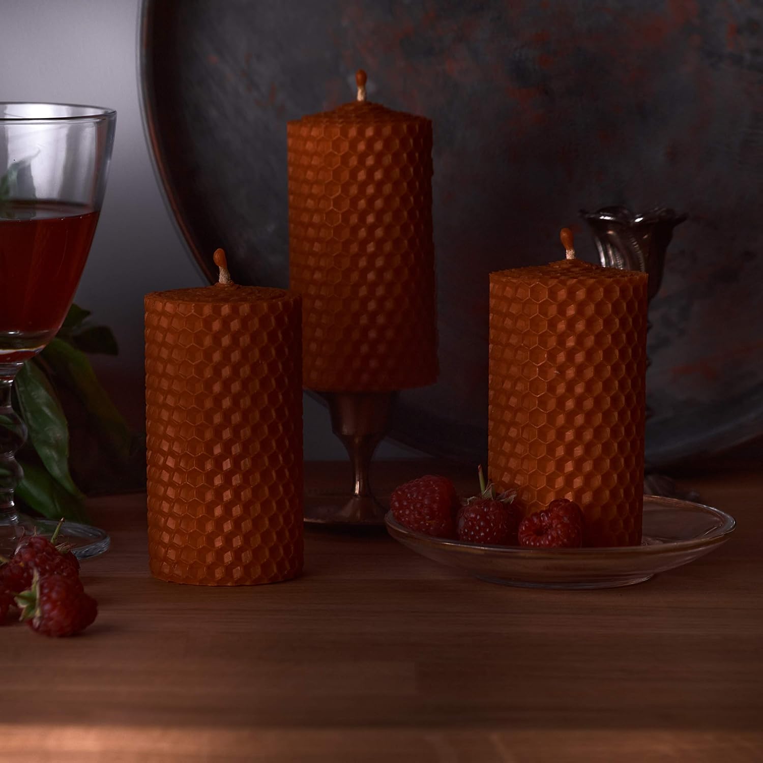 Juego de velas de cera de abeja naranja. 3 velas de pilar de cera de abeja de colores con aroma a miel natural y dije de panal hecho a mano para