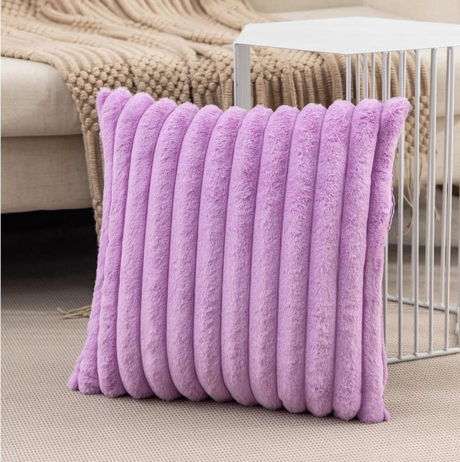 ZLINA Juego de 2 fundas de almohada de felpa de pelo sintético de color gris, fundas de cojín mullidas a rayas de 24 x 24 pulgadas, decoración de