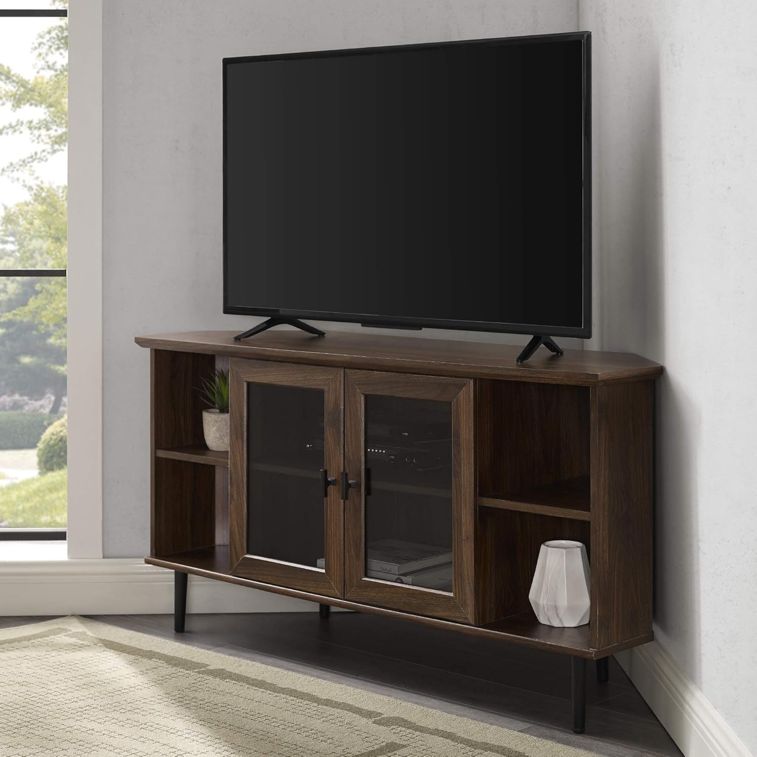 Walker Edison Moderno soporte universal de esquina de madera para TV con estantes abiertos, puertas de gabinete de vidrio, almacenamiento para