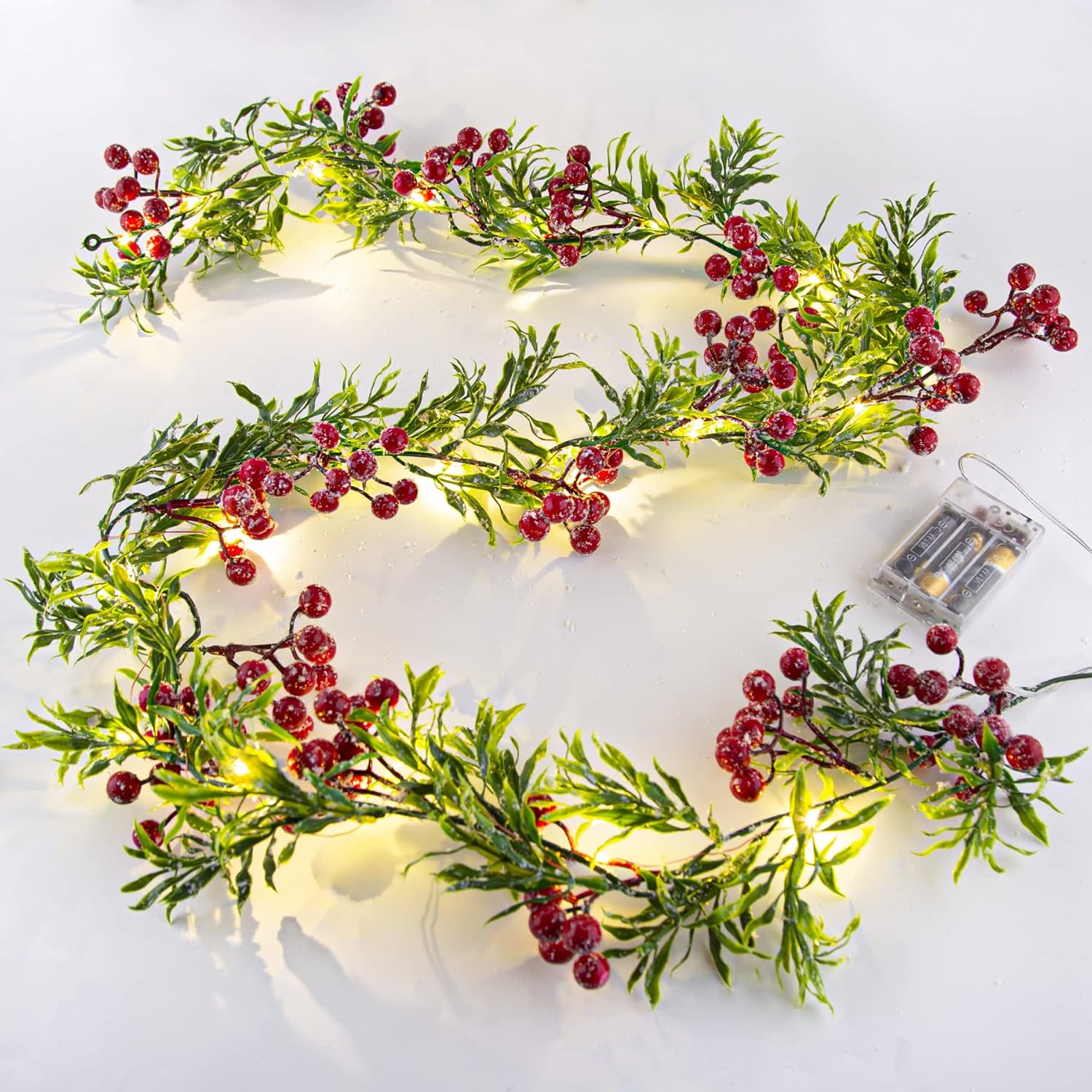 Guirnalda de luces artificiales de Navidad de 5.9 pies con 162 bayas rojas nevadas, 55 hojas verdes, 20 luces LED, funciona con pilas para