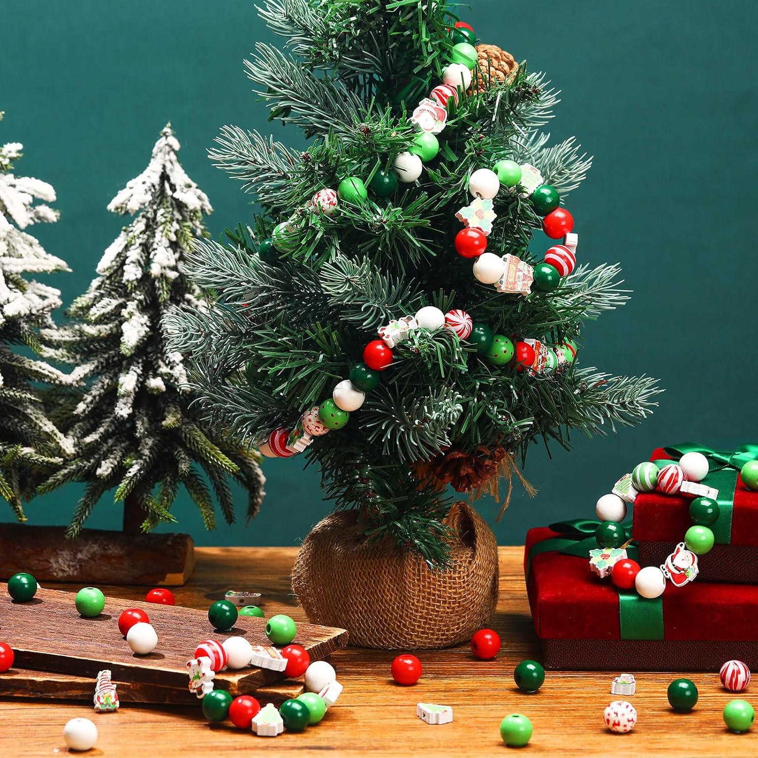 FairySandy 240 cuentas de madera de Navidad para manualidades, cuentas de madera para manualidades, 0.63 pulgadas, colgantes, rojo, verde, blanco,