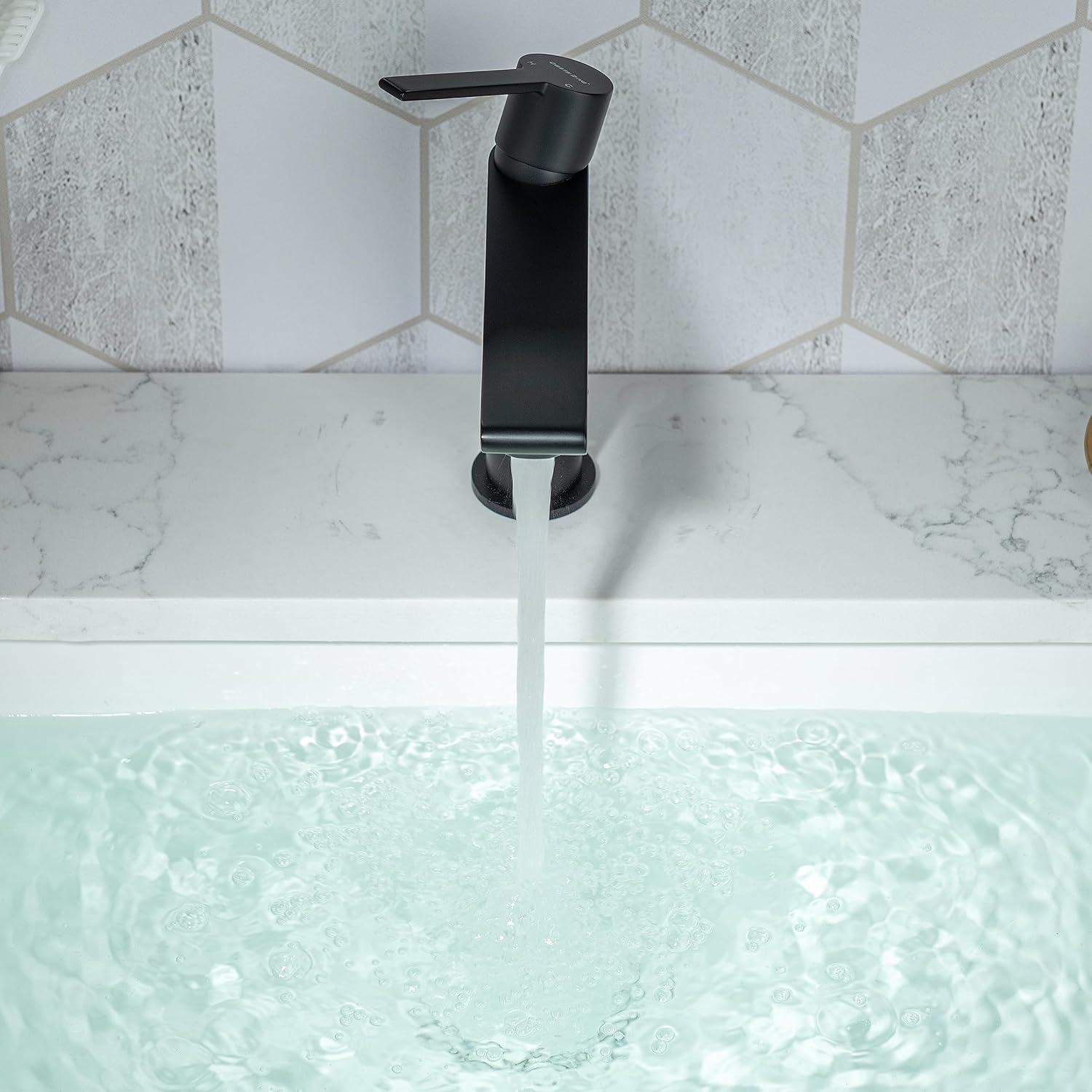 Casta Diva Grifo de lavabo de baño de una sola manija, incluye placa de cubierta para fregadero de baño de 1 o 3 agujeros, instalación sin