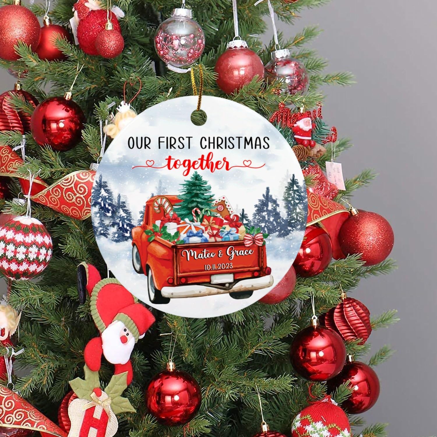 Adorno de Navidad con texto en inglés Our First Christmas Together Married Christmas 2024, auto rojo, fecha de nombre personalizado, para recién