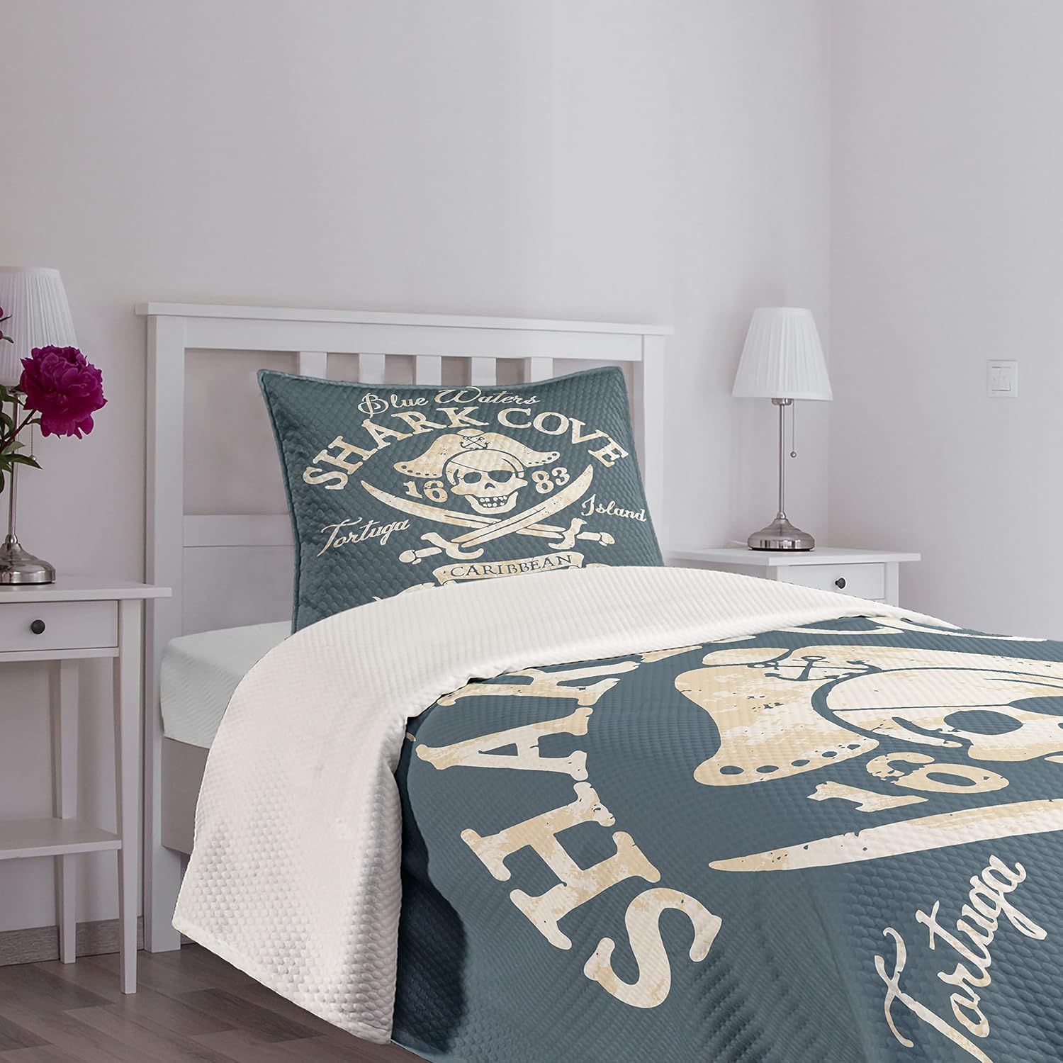 Lunarable Colcha pirata, Shark Cove Tortuga Island Caribbean Waters Retro Jolly Roger, juego de colcha acolchada decorativa de 2 piezas con funda de