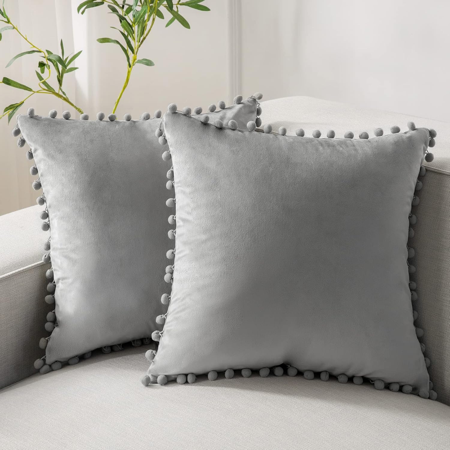 Phantoscope Paquete de 2 fundas de almohada decorativas de terciopelo con pompones, fundas de cojín cuadradas suaves y sólidas, color gris claro, 18
